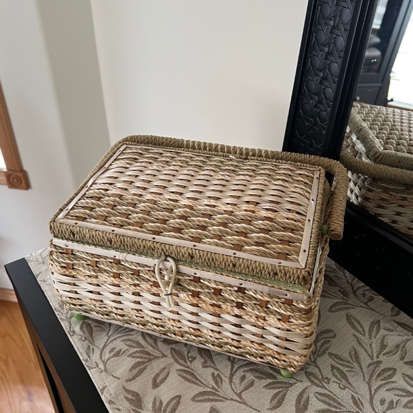 Vintage Sewing Basket - Woven with Satin Lining and Mint Green Details - Picture 4 of 9